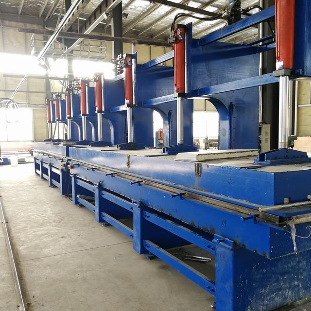 發(fā)泡機(jī)，聚氨酯寬板發(fā)炮臺(tái)調(diào)試完成